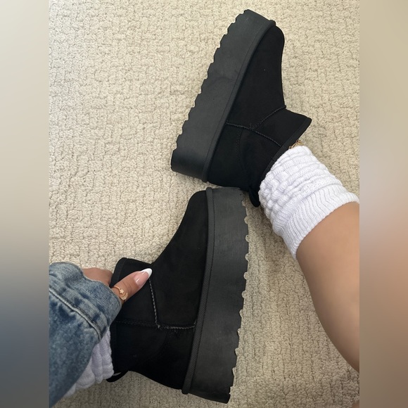 NEW! BLACK MINI FUR LINED PLATFORM BOOT - Picture 1 of 6